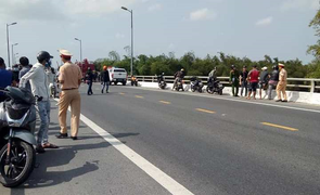 Cướp 2 tiệm vàng, kẻ bịt mặt nhảy sông mất tích