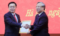 Trao quyết định cho tân Bí thư Thành ủy Hà Nội Vương Đình Huệ 