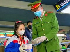 Bé gái từng viết thư cho Thủ tướng phát khẩu trang miễn phí ở bến xe khách Hà Nội