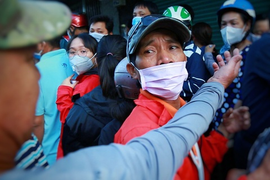 Video: Đi từ 3h sáng, vượt 50 km để mua 2 hộp khẩu trang tại TP.HCM