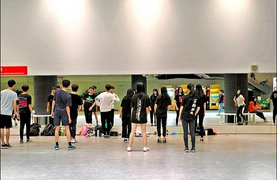 Sinh viên tập nhảy trong hầm tàu điện ngầm do virus corona