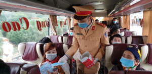 CSGT phát khẩu trang miễn phí cho hành khách trên cao tốc Nội Bài - Lào Cai