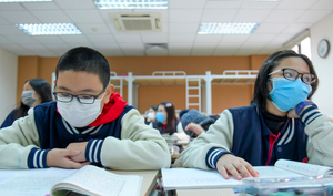 Làm sao để đeo khẩu trang không bị mờ kính khi trời lạnh?