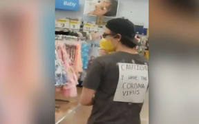 2 người Mỹ bị phạt 10.000USD vì đeo biển 'tôi bị nhiễm corona'