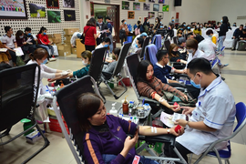 Khan hiếm máu do dịch corona, dân Hà Nội kéo nhau đi hiến máu