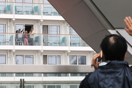 3.600 hành khách mắc kẹt trên siêu du thuyền World Dream âm tính virus corona