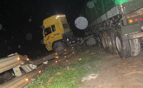 Đường sắt tắc nghẽn vì xe đầu kéo chắn ngang đường ray