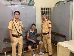 Khách Tây cầm dao xông vào cửa hàng tiện lợi cướp tiền