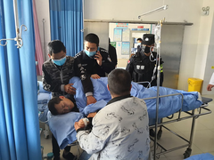 Cảnh sát Trung Quốc làm việc đến kiệt sức trong mùa dịch corona