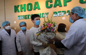 Video: Giây phút ba bệnh nhân từng nhiễm virus corona ở Vĩnh Phúc xuất viện