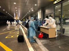 Chuyến bay đặc biệt đưa 30 người Việt từ vùng dịch Vũ Hán hạ cánh xuống sân bay Vân Đồn