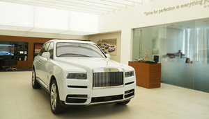 Cận cảnh Rolls-Roys Cullinan chính hãng đầu tiên được thiết kế riêng cho đại gia Việt