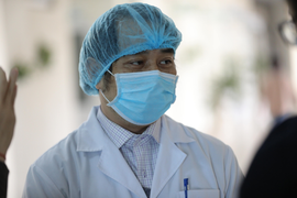 Chuyện chưa kể sau cánh cửa phòng cách ly bệnh nhân nhiễm Covid-19