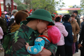 Xúc động hình ảnh tân binh trẻ hôn tạm biệt con gái nhỏ ngày nhập ngũ