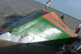 Lật sà lan trên sông Hậu, 2 cháu bé mất tích