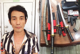 Bị bắt vì đánh bạc, 'lòi' thêm tội tàng trữ 'hàng nóng'