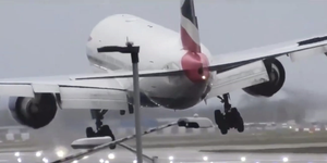 Video: Máy bay chao đảo, không thể hạ cánh vì siêu bão Ciara