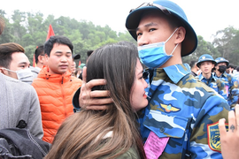 Ảnh: Chiến sĩ trẻ ôm chặt bạn gái, bịn rịn chia tay trước giờ lên đường nhập ngũ