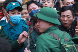 Ảnh: Tân binh bật khóc, ôm chầm mẹ trước lúc lên đường nhập ngũ