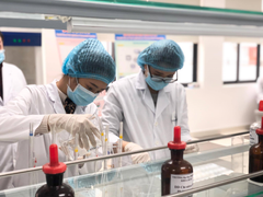 Trường đại học pha chế hơn 7.000 lít nước rửa tay tặng cho người dân và học sinh nhỏ tuổi