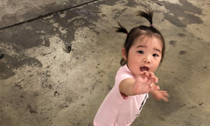 Tránh khói bụi cháy rừng, bé gái Australia 18 tháng tuổi mắc kẹt ở tâm dịch Covid-19