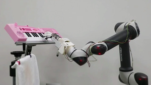 Video: Độc đáo bàn tay robot chơi đàn khéo léo như con người