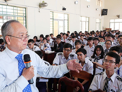 Hiệu trưởng Đại học Hùng Vương TP.HCM nhắn nhủ sinh viên yên tâm trở lại trường