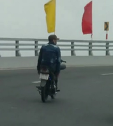 Thanh niên đất Cảng bỏ 2 tay chạy xe máy 'làm xiếc' trên cầu Hoàng Văn Thụ