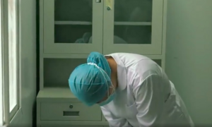 Y tá BV Hỏa Thần Sơn: Nghe tin mẹ mất, cúi gập đầu 3 cái từ biệt rồi tiếp tục làm việc