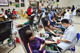 Nhóm máu A chỉ còn 1/3 nhu cầu điều trị, bệnh nhân chia nhau từng đơn vị máu