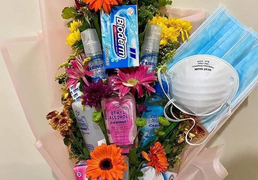 Cười ngất với những món quà Valentine giữa đại dịch Covid-19