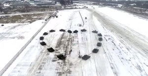 Video: Binh sỹ Nga cầu hôn bạn gái bằng đội hình xe tăng