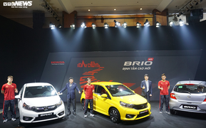 Xe hơi giảm giá kịch sàn, doanh số vẫn thấp kỷ lục