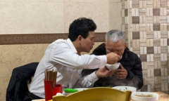 Cảm động hình ảnh con trai ân cần bón cho cha già từng thìa bún 