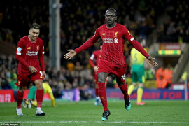 Thắng nhọc Norwich, Liverpool bỏ xa Man City 25 điểm