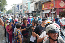 Dân TP.HCM xếp hàng dài nhận dưa hấu miễn phí 