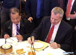 Quan chức Mỹ ăn tối tại phố người Hoa New York để ủng hộ chống dịch Covid-19