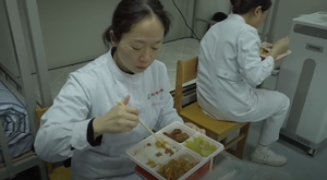 Bữa ăn muộn của y tá trong bệnh viện ở Vũ Hán