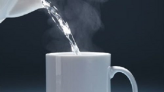 Lợi ích không ngờ của việc uống nước ấm vào buổi sáng