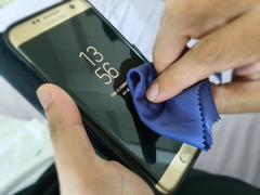 Vệ sinh điện thoại quan trọng hơn đeo khẩu trang?