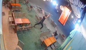 Mâu thuẫn từ tiệm net, nhóm thiếu niên vác mã tấu chém gục người trong quán cà phê 