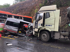 Xe 16 chỗ đâm xe khách, 3 người thương vong: Kiểm tra ma túy các tài xế