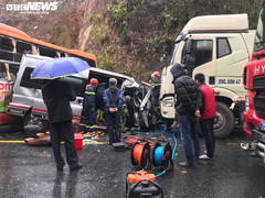 Xe 16 chỗ vượt ẩu đâm sầm vào xe khách, nhiều người thương vong ở Huế