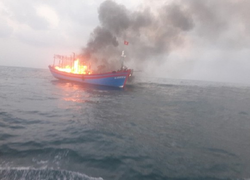 Tàu câu mực bốc cháy ở Trường Sa, 33 ngư dân được ứng cứu kịp thời