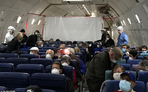 Chuyến bay về nước đầy thấp thỏm của hàng trăm công dân Mỹ rời du thuyền Nhật