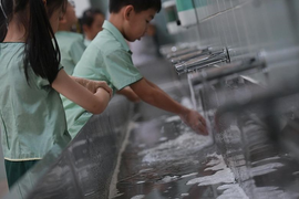 Học sinh nhiều nước đi học giữa dịch Covid-19 được bảo vệ thế nào?