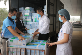 Sữa Cô Gái Hà Lan tặng sữa và xà phòng rửa tay cho người dân vùng dịch tỉnh Vĩnh Phúc