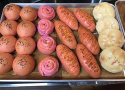 Chị em đua nhau khoe bánh mì thanh long tự làm