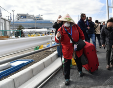 Du khách khoe kết quả xét nghiệm, để lại thông điệp cảm ơn trước khi rời du thuyền bị cách ly