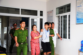 Đang uống cà phê, người phụ nữ bị kẻ ‘ngáo đá’ đánh bất tỉnh